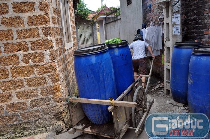 Ở Chàng Sơn có một nghề "hốt bạc" đặc biệt không nơi đâu ở thủ đô Hà Nội có, đó là nghề kéo xe cải tiến chở các thùng phuy đi bán nước sạch. Đa phần những người đi bán nước là phụ nữ. Những người này thường kéo những thùng nước lớn đến trước cửa từng nhà để bán.